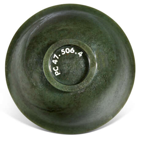 A SPINACH-GREEN JADE BOWL - photo 3