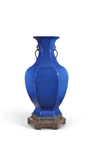 A SILVER-MOUNTED POWDERED BLUE-GLAZED HEXAGONAL VASE - Foto 1