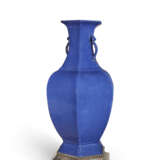 A SILVER-MOUNTED POWDERED BLUE-GLAZED HEXAGONAL VASE - Foto 2