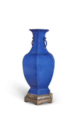 A SILVER-MOUNTED POWDERED BLUE-GLAZED HEXAGONAL VASE - Foto 2