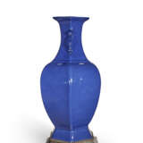 A SILVER-MOUNTED POWDERED BLUE-GLAZED HEXAGONAL VASE - Foto 3