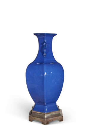 A SILVER-MOUNTED POWDERED BLUE-GLAZED HEXAGONAL VASE - Foto 3