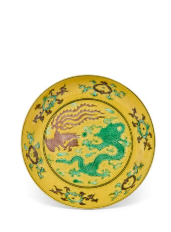 A YELLOW-GROUND GREEN AND AUBERGINE-INCISED 'DRAGON AND PHOENIX' DISH - Foto 1