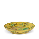 A YELLOW-GROUND GREEN AND AUBERGINE-INCISED 'DRAGON AND PHOENIX' DISH - Foto 2