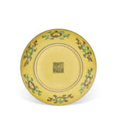 A YELLOW-GROUND GREEN AND AUBERGINE-INCISED 'DRAGON AND PHOENIX' DISH - Foto 3