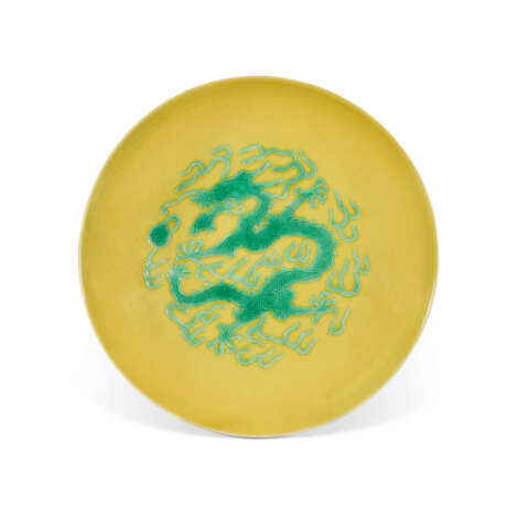 A YELLOW-GROUND GREEN-ENAMELLED INCISED 'DRAGON' DISH - Foto 1