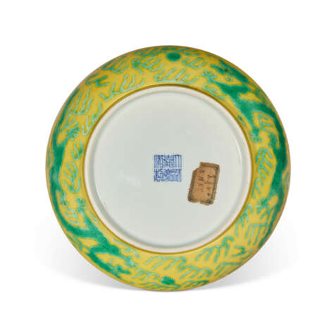 A YELLOW-GROUND GREEN-ENAMELLED INCISED 'DRAGON' DISH - Foto 3