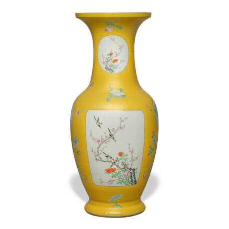 A VERY LARGE SGRAFFIATO YELLOW-GROUND FAMILLE ROSE BALUSTER VASE - Foto 1