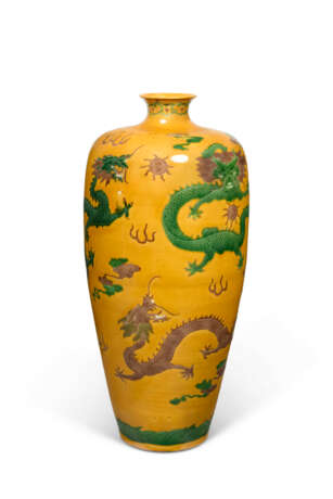 A LARGE YELLOW, GREEN AND AUBERGINE-GLAZED 'DRAGON' VASE - Foto 1