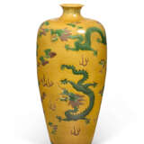 A LARGE YELLOW, GREEN AND AUBERGINE-GLAZED 'DRAGON' VASE - Foto 2