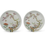 A PAIR OF FAMILLE ROSE 'PEONY' DISHES - Foto 1