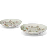 A PAIR OF FAMILLE ROSE 'PEONY' DISHES - Foto 2