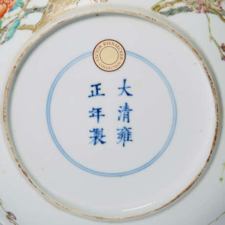 A PAIR OF FAMILLE ROSE 'PEONY' DISHES - Foto 4