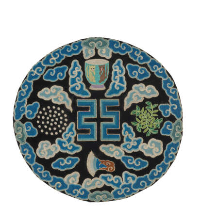 AN IMPERIAL EMBROIDERED 'CLOUDS AND LINGZHI' ROUNDEL - photo 1