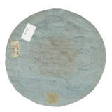 AN IMPERIAL EMBROIDERED 'CLOUDS AND LINGZHI' ROUNDEL - photo 2