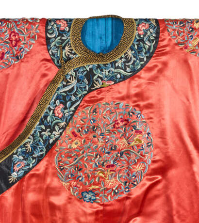 AN EMBROIDERED RED SATIN MANCHU LADY’S WEDDING ROBE - фото 3