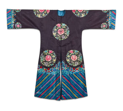 AN EMBROIDERED DARK BLUE SILK LADY'S 'FLORAL ROUNDEL' ROBE - фото 1