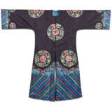 AN EMBROIDERED DARK BLUE SILK LADY'S 'FLORAL ROUNDEL' ROBE - фото 1