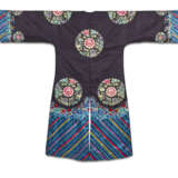 AN EMBROIDERED DARK BLUE SILK LADY'S 'FLORAL ROUNDEL' ROBE - фото 2