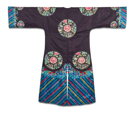 AN EMBROIDERED DARK BLUE SILK LADY'S 'FLORAL ROUNDEL' ROBE - фото 2