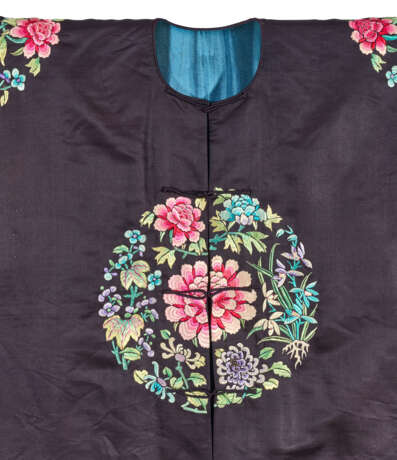 AN EMBROIDERED DARK BLUE SILK LADY'S 'FLORAL ROUNDEL' ROBE - фото 3