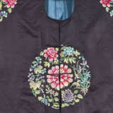 AN EMBROIDERED DARK BLUE SILK LADY'S 'FLORAL ROUNDEL' ROBE - фото 3