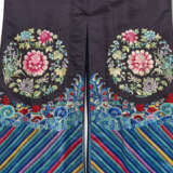 AN EMBROIDERED DARK BLUE SILK LADY'S 'FLORAL ROUNDEL' ROBE - фото 5