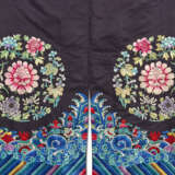 AN EMBROIDERED DARK BLUE SILK LADY'S 'FLORAL ROUNDEL' ROBE - фото 6