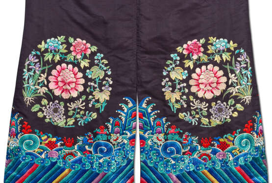 AN EMBROIDERED DARK BLUE SILK LADY'S 'FLORAL ROUNDEL' ROBE - фото 6