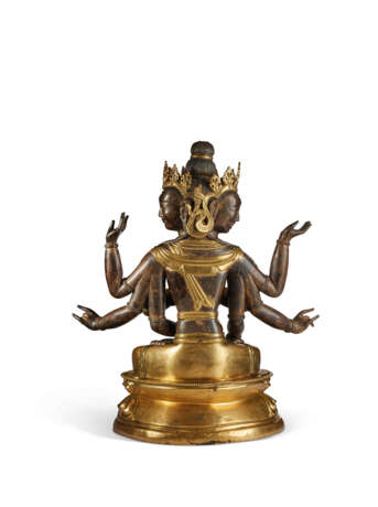 A PARCEL-GILT REPOUSSÉ BRONZE FIGURE OF USHNISHAVIJAYA - photo 4