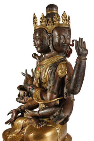 A PARCEL-GILT REPOUSSÉ BRONZE FIGURE OF USHNISHAVIJAYA - photo 5