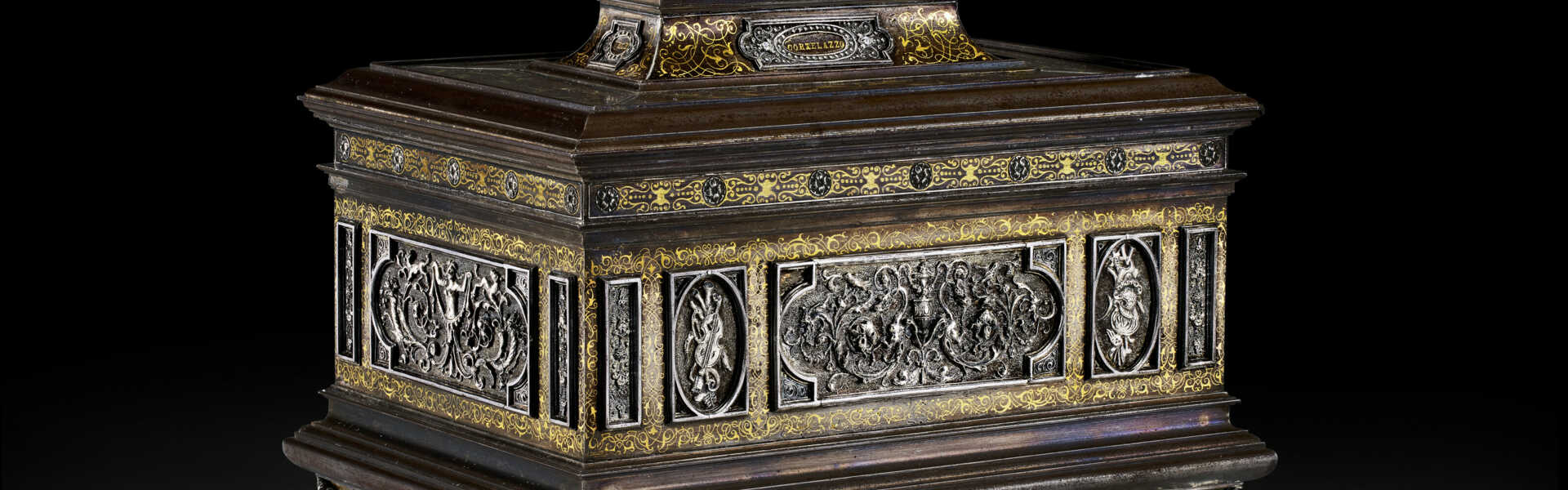 A FINE ITALIAN STEEL, SILVER AND GOLD DAMASCENED TABLE CASKET