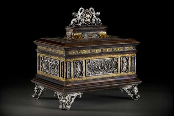 A FINE ITALIAN STEEL, SILVER AND GOLD DAMASCENED TABLE CASKET - Foto 1