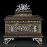 A FINE ITALIAN STEEL, SILVER AND GOLD DAMASCENED TABLE CASKET - Foto 2