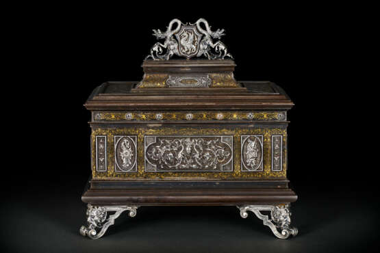 A FINE ITALIAN STEEL, SILVER AND GOLD DAMASCENED TABLE CASKET - Foto 2