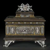 A FINE ITALIAN STEEL, SILVER AND GOLD DAMASCENED TABLE CASKET - Foto 3