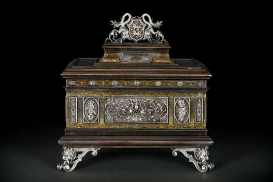 A FINE ITALIAN STEEL, SILVER AND GOLD DAMASCENED TABLE CASKET - Foto 3