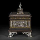 A FINE ITALIAN STEEL, SILVER AND GOLD DAMASCENED TABLE CASKET - Foto 4