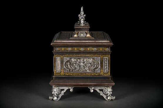 A FINE ITALIAN STEEL, SILVER AND GOLD DAMASCENED TABLE CASKET - Foto 4