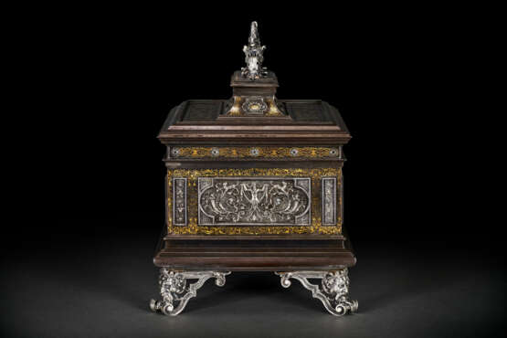 A FINE ITALIAN STEEL, SILVER AND GOLD DAMASCENED TABLE CASKET - photo 5