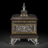 A FINE ITALIAN STEEL, SILVER AND GOLD DAMASCENED TABLE CASKET - Foto 5