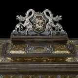 A FINE ITALIAN STEEL, SILVER AND GOLD DAMASCENED TABLE CASKET - Foto 6