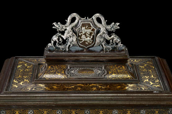 A FINE ITALIAN STEEL, SILVER AND GOLD DAMASCENED TABLE CASKET - Foto 6