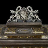 A FINE ITALIAN STEEL, SILVER AND GOLD DAMASCENED TABLE CASKET - Foto 7