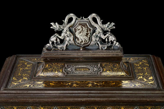 A FINE ITALIAN STEEL, SILVER AND GOLD DAMASCENED TABLE CASKET - Foto 7