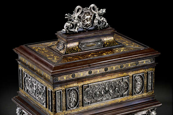 A FINE ITALIAN STEEL, SILVER AND GOLD DAMASCENED TABLE CASKET - Foto 8