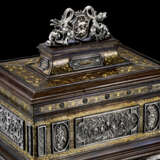 A FINE ITALIAN STEEL, SILVER AND GOLD DAMASCENED TABLE CASKET - Foto 8