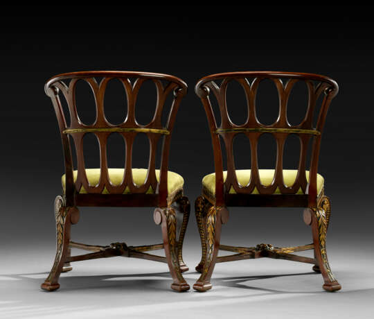 A PAIR OF GEORGE II MAHOGANY AND PARCEL-GILT CHAIRS - photo 5