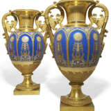 A PAIR OF LARGE TWO-HANDLED IMPERIAL PORCELAIN VASES - Foto 1