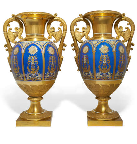 A PAIR OF LARGE TWO-HANDLED IMPERIAL PORCELAIN VASES - Foto 2